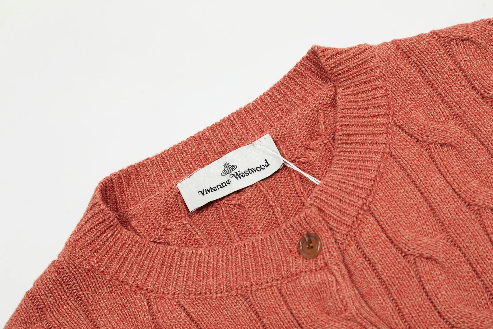 VIVI127 vivienne west wood Pay attention to the three-color splicing thread, Queen Mother West, Vivian, heavy twist twist rope craft classic cardigan, knitted sweater wool, 2024 autumn latest style. Highlight one: 24 latest three-color splicing thread. Up close, there is a gradient effect. Three kinds of same-color and different-color floral threads are interlaced and spliced to make it more advanced and more selling points. Highlight two: 30% wool content. It is blended with sheep wool and has high quality. Anti-pilling technology, not easy to pill. 2.3: Popular version, the upper body is slimmer and not picky. 2.4: JD Maillard autumn and winter color matching. The color matching is very mysterious and atmospheric. Compared with popular styles, it is more special. Size: S -M- L. Color: Three-color purple, three-color brown and orange, three-color coffee.